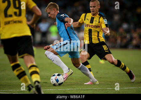 Alex Zinchenko de Manchester City Centre, défis, Sebastian Rode de Borussia Dortmund pendant le match de Shenzhen de la Championne Internationale 2016 Banque D'Images