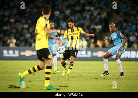 Nuri Sahin du Borussia Dortmund, centre, contrôle la balle contre Manchester City lors de la Shenzhen Match de la Coupe des Champions internationaux 2016 C Banque D'Images