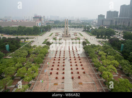 Vue aérienne de l'Anti-Seismic Monument Square ou tremblement de terre de Tangshan Monument Square dans la ville de Tangshan, province de Hebei en Chine du nord, 21 juillet 2016. Banque D'Images