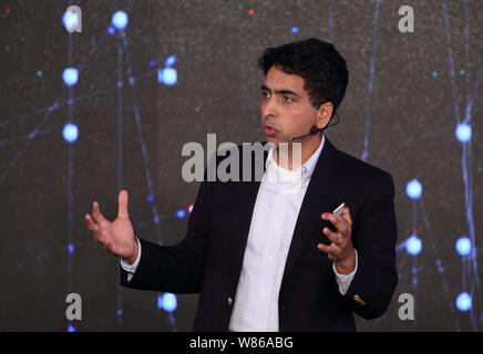 Salman Khan, fondateur de La Khan Academy, prononce un discours à l'Inaugural "Xin' Philanthropy Conference à Hangzhou City, Zhejiang Province de la Chine de l'Est Banque D'Images