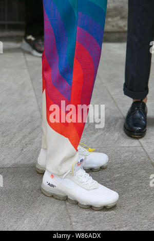 MILAN, ITALIE - 15 juin 2019 : l'homme Vapormax avec Nike blanc Off White avant d'Emporio Armani fashion show, Milan Fashion Week street style ? Banque D'Images