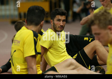 Nuri Sahin, centre, et des membres de l'équipe de Borussia Dortmund reste pendant une session de formation pour le Shanghai match de la Coupe des Champions internationaux 2016 C Banque D'Images