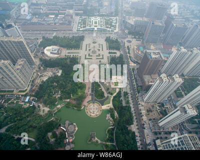 Vue aérienne de l'Anti-Seismic Monument Square ou tremblement de terre de Tangshan Monument Square dans la ville de Tangshan, province de Hebei en Chine du nord, 21 juillet 2016. Banque D'Images