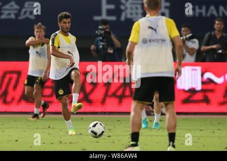 Nuri Sahin, centre, et des membres de l'équipe de Borussia Dortmund la pratique durant une session de formation pour le match de la Shanghai 2016 Champions internationaux C Banque D'Images