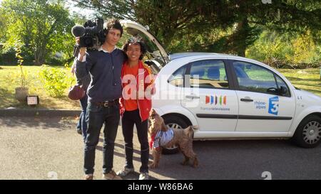 L'homme chinois Xiao Yu de Xing'an, ville de Guilin, Chine du Sud, région autonome Zhuang du Guangxi, pose avec un journaliste de France Télévision comme il Banque D'Images