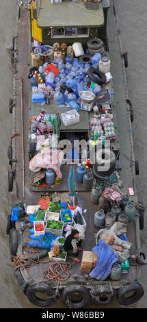 Barge transportant des articles recyclés sur canal Barge à Beijing, Shanghai, Chine Banque D'Images