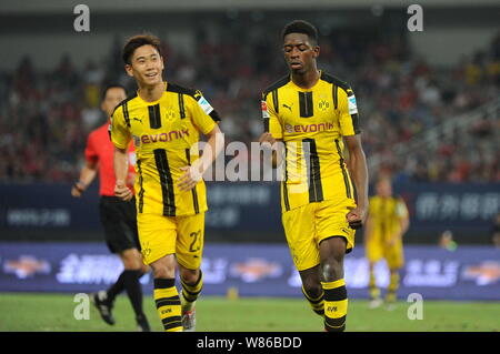 Les joueurs du Borussia Dortmund célébrer après Ousmane Dembele marquer un but contre Manchester United au cours de la correspondance de la Shanghai International 2016 Banque D'Images