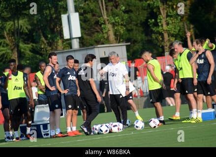 Jose Mourinho, l'entraîneur-chef, centre de Manchester United donne des instructions à ses joueurs lors d'une session de formation pour la championne internationale 2016 Banque D'Images