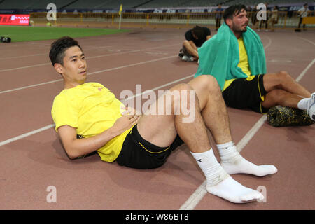 Shinji Kagawa, avant, et des membres de l'équipe de Borussia Dortmund reste pendant une session de formation pour le match de la Shanghai International Champions Cup 2016 Banque D'Images