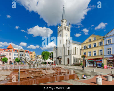 Bytow, province de Poméranie, Pologne, ger. : Butow. Eglise de Sainte Catherine d'Alexandrie et de Saint Jean le Baptiste sur la place du marché principal. Banque D'Images