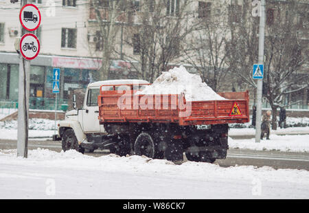 Les machines de déneigement. Le camion chargé de neige. Banque D'Images