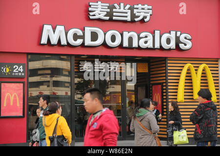 --FILE--piétons passent devant un restaurant de fast-food McDonald's dans la ville de Zhengzhou, province du Henan en Chine centrale, 26 octobre 2013. McDonald's est Banque D'Images