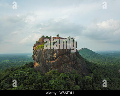 Vue magnifique sur le rocher du Lion de Sigiriya au Sri Lanka Banque D'Images
