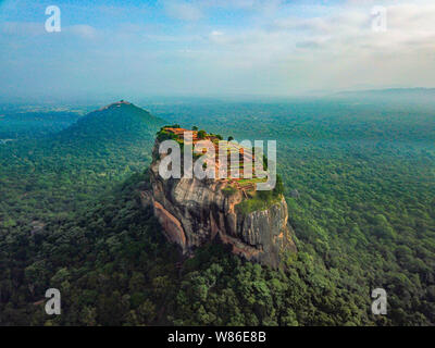 Vue magnifique sur le rocher du Lion de Sigiriya au Sri Lanka Banque D'Images
