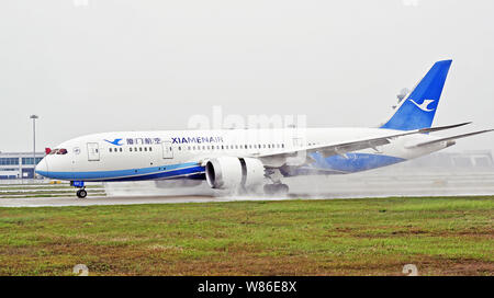--FILE--un Boeing 787-8 Dreamliner de Xiamen le Landsat Air Fuzhou Changle International Airport à Fuzhou City, dans le sud-est de la province de Fujian en Chine, 11 Banque D'Images