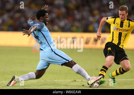 Wilfried Bony de Manchester City, gauche, défis Sven Bender de Borussia Dortmund pendant le match de la Shenzhen International Champions Cup 2016 Banque D'Images