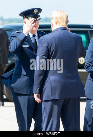 Le lieutenant-général Robert McMurry, Jr., gestion du cycle de vie de l'Armée de l'air commandant Centre, salue le Président Donald J. Trump qu'il quitte l'Air Force One après l'atterrissage à Wright-Patterson Air Force Base, Ohio, le 7 août 2019. Le président Trump a atterri à Wright-Patt à visiter les premiers intervenants et les survivants dans les pays voisins, Dayton, Ohio, après la prise de masse le 26 août 2008 4. (U.S. Air Force photo par Wesley Farnsworth) Banque D'Images