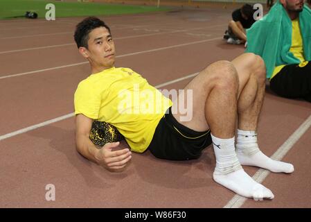 Shinji Kagawa, avant, et des membres de l'équipe de Borussia Dortmund reste pendant une session de formation pour le match de la Shanghai International Champions Cup 2016 Banque D'Images