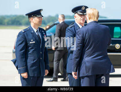 Le président Donald J. Trump, serre la main avec le Lieutenant-général Robert McMurry, Jr., l'armée de l'Air Centre de gestion du cycle de vie, comme commandant le colonel Thomas Sherman, 88e Escadre, Base de l'air après l'atterrissage à Wright-Patterson Air Force Base, Ohio, le 7 août 2019. Le président Trump a atterri à Wright-Patt à visiter les premiers intervenants et les survivants dans les pays voisins, Dayton, Ohio, après la prise de masse le 26 août 2008 4. (U.S. Air Force photo par Wesley Farnsworth) Banque D'Images