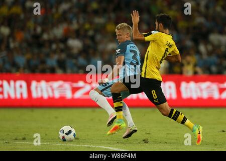 Alex Zinchenko de Manchester City, gauche, défis Nuri Sahin de Borussia Dortmund pendant le match de la Shenzhen International Champions Cup 2016 Banque D'Images