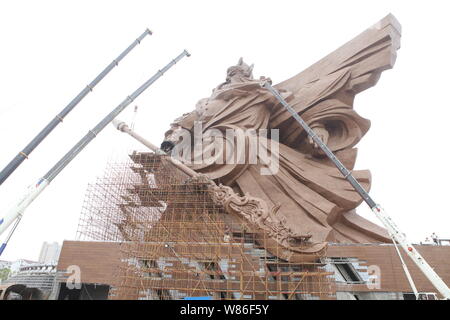 --FILE--La statue géante de l'ancien général chinois Guan Yu est en construction à l'Guan Gong dans le parc culturel de la ville de Jingzhou, Chine centrale's Hub Banque D'Images