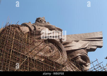 --FILE--La statue géante de l'ancien général chinois Guan Yu est en construction à l'Guan Gong dans le parc culturel de la ville de Jingzhou, Chine centrale's Hub Banque D'Images