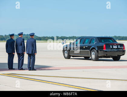 Le colonel Thomas Sherman, 88e escadre de la base aérienne, le Lieutenant-général Robert McMurry, Jr., l'armée de l'Air Centre de gestion du cycle de vie, et le général commandant Arnold W. Bunch Jr., commandant du Commandement du matériel de l'Armée de l'air, au garde à vous comme la limousine transportant le Président Donald J. Trump quitte la ligne de vol à Wright-Patterson Air Force Base, Ohio, le 7 août 2019. Le président Trump a atterri à Wright-Patt à visiter les premiers intervenants et les survivants dans les pays voisins, Dayton, Ohio, après la prise de masse le 26 août 2008 4. (U.S. Air Force photo par Wesley Farnsworth) Banque D'Images