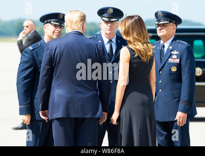 Le président Donald J. Trump parle avec le colonel Thomas Sherman, 88e escadre de la base aérienne, le Lieutenant-général Robert McMurry, Jr., l'armée de l'Air Centre de gestion du cycle de vie, et le général commandant Arnold W. Bunch Jr., commandant du Commandement du matériel de l'Armée de l'air, avant d'entrer dans son véhicule après l'atterrissage à Wright-Patterson Air Force Base, Ohio, le 7 août 2019. Le président Trump a atterri à Wright-Patt à visiter les premiers intervenants et les survivants dans les pays voisins, Dayton, Ohio, après la prise de masse le 26 août 2008 4. (U.S. Air Force photo par Wesley Farnsworth) Banque D'Images