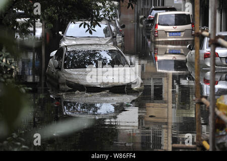 Les voitures privées sont submergées par l'eau à un quartier résidentiel gorgé à Wuhan, province du Hubei en Chine centrale, le 13 juillet 2016. La Chine a déclaré jeudi Banque D'Images