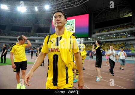 Shinji Kagawa, avant, et des membres de l'équipe de Borussia Dortmund à pied hors du court après avoir battu Manchester United au cours de la Shanghai match de l'en 2016 Banque D'Images