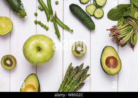 La composition créative avec différents légumes et fruits de couleur verte sur fond blanc, vue du dessus Banque D'Images