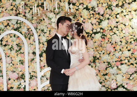 L'actrice taïwanaise Michelle Chen, droite, l'embrasse l'acteur chinois mari Chen Xiao à leur mariage à Taipei, Taiwan, 21 juillet 2016. Banque D'Images