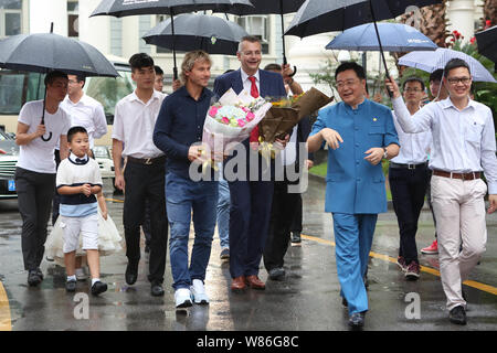 La star de football Tchèque Pavel Nedved, quatrième gauche, arrive au siège de la Chine CEFC Co., Ltd. comme l'image l'ambassadeur de la Chinese Footb Banque D'Images