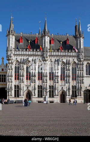 Belgique, Bruges : riche façade de l'hôtel de ville datant du 14ème siècle. Le centre historique médiéval de Bruges est enregistré comme l'UNESCO Banque D'Images