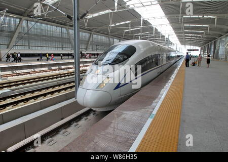 --FILE--UN CRH (China railway High-speed) bullet train roulant sur les chemins de fer à grande vitesse Beijing-Shanghai se prépare à quitter le Suzhou railway stati Banque D'Images