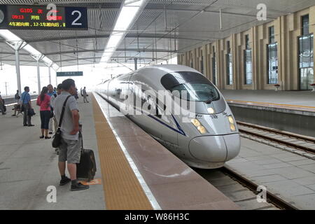 --FILE--UN CRH (China railway High-speed) bullet train roulant sur les chemins de fer à grande vitesse Beijing-Shanghai se prépare à quitter la news statio Banque D'Images