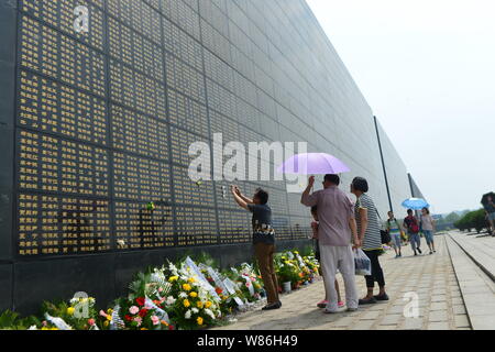 Les personnes en deuil pour les victimes de la 1976 Tangshan grand séisme au séisme de Tangshan Memorial Park à Tangshan city, Hebei province de la Chine du nord Banque D'Images