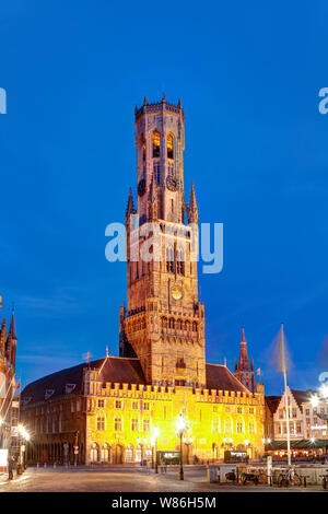 Bruges, Flandre occidentale, Belgique : nuit vue du beffroi sur la place principale de Bruges, Markt (place du marché). Le centre historique de Bruges se trouve à s'inscrire Banque D'Images