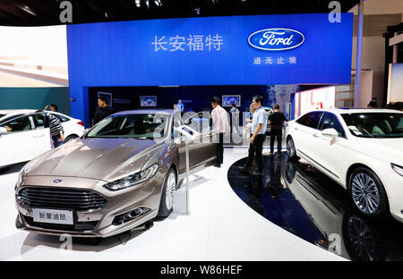 --FILE--visiteurs regarder les voitures sur le stand de Ford au cours de la 14e exposition Internationale Automobile de Beijing, également connu sous le nom de Auto China 2016, à Beij Banque D'Images