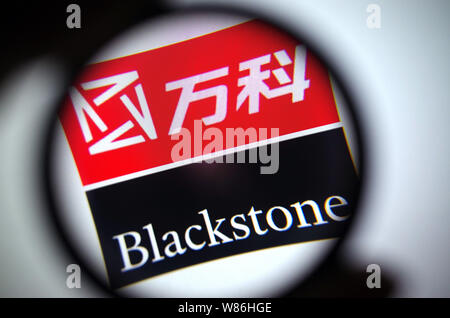 --FILE--un netizen parcourt les images en ligne des logos de Vanke et Blackstone dans Jinan City, Shandong province de Chine orientale, le 12 juillet 2016. Développeur Banque D'Images