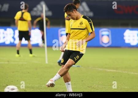 Shinji Kagawa, avant, et des membres de l'équipe de Borussia Dortmund la pratique durant une session de formation pour le match de la Shanghai International, 2016 Banque D'Images