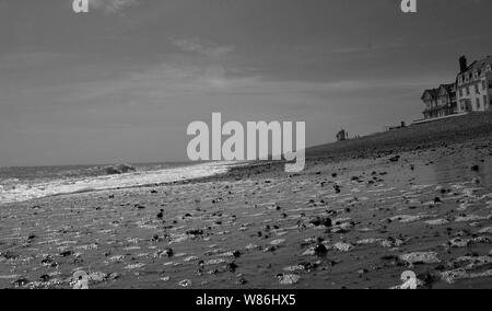 Photographie en noir et blanc de la plage d'Aldeburgh, dans le Suffolk, Royaume-Uni Banque D'Images