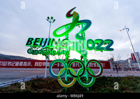 --FILE--un signe de la Beijing 2022 Jeux Olympiques d'hiver est éclairé sur une route dans le comté de Congli, Zhangjiakou city, Hebei province du nord de la Chine, 30 avril Banque D'Images