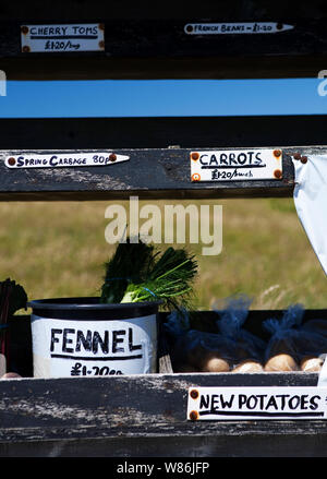 Les fruits et légumes cultivés localement à Guernesey vendus à l'honnêteté 'Box' cale sur le côté de la route Banque D'Images