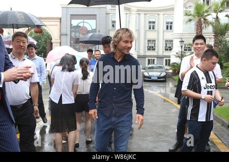 La star de football Tchèque Pavel Nedved, centre, arrive au siège de la Chine CEFC Co., Ltd. en tant que l'image de l'ambassadeur d'un Foot chinois Banque D'Images