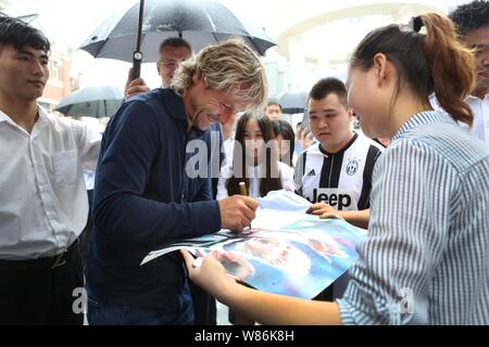 La star de football Tchèque Pavel Nedved, deuxième à gauche, signe des autographes pour les fans comme il arrive au siège de la Chine CEFC Co., Ltd. comme l'image Banque D'Images