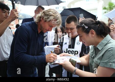 La star de football Tchèque Pavel Nedved, deuxième à gauche, signe des autographes pour les fans comme il arrive au siège de la Chine CEFC Co., Ltd. comme l'image Banque D'Images