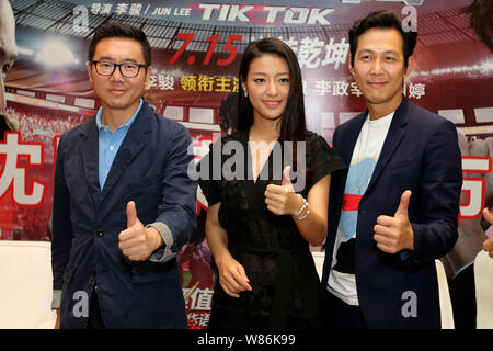 (De gauche) réalisateur chinois Li Jun, actrice Lang Yueting et acteur sud-coréen Lee Jung-jae assister à une conférence de presse pour promouvoir leur nouveau film 'ti Banque D'Images