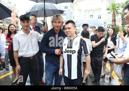 La star de football Tchèque Pavel Nedved, centre, pose avec une fan comme il arrive au siège de la Chine CEFC Co., Ltd. comme ambassadeur de l'image Banque D'Images