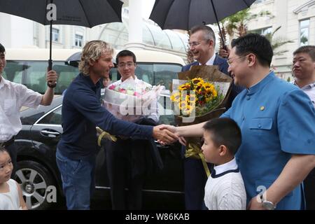 La star de football Tchèque Pavel Nedved, deuxième à gauche, serre la main avec un officiel comme il arrive au siège de la Chine CEFC Co., Ltd. comme je Banque D'Images